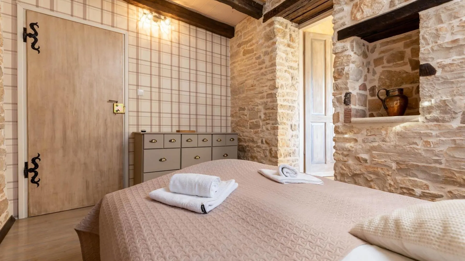 Holiday House 4 Season With Jacuzzi, Sauna And Bbq Pazin 0*,  Chorvatsko